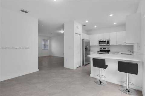 Touwnhouse à vendre à Miami, Floride: 3 chambres, 133.97 m2 № 1951222 - photo 8