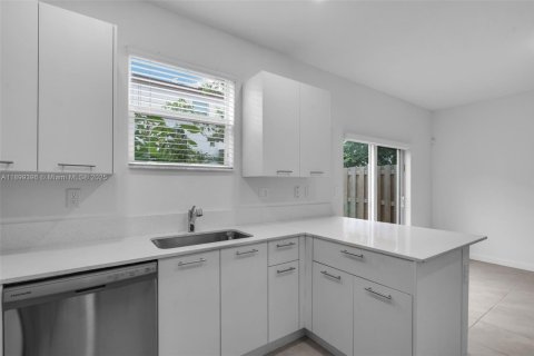 Touwnhouse à vendre à Miami, Floride: 3 chambres, 133.97 m2 № 1951222 - photo 11