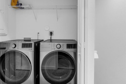 Touwnhouse à vendre à Miami, Floride: 3 chambres, 133.97 m2 № 1951222 - photo 25