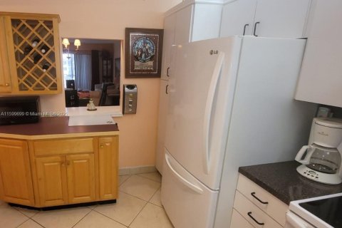 Купить кондоминиум в Пемброк-Пайнс, Флорида 2 спальни, 108.7м2, № 1940346 - фото 4