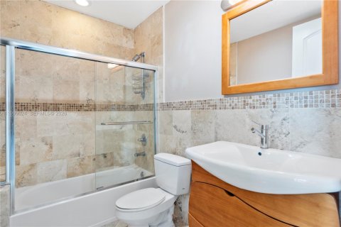 Condo in Miami, Florida, 3 bedrooms  № 2067156 - photo 12