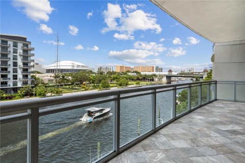 Condo in Miami, Florida, 3 bedrooms  № 2067156