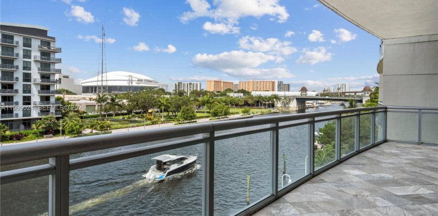 Condo in Miami, Florida, 3 bedrooms  № 2067156