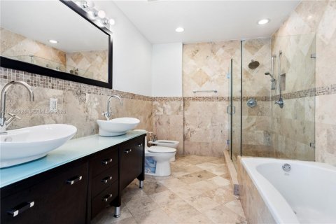 Condo in Miami, Florida, 3 bedrooms  № 2067156 - photo 7