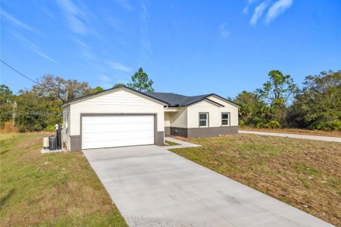 House in Lehigh Acres, Florida 3 bedrooms, 143.81 sq.m. № 1735815 - photo 3