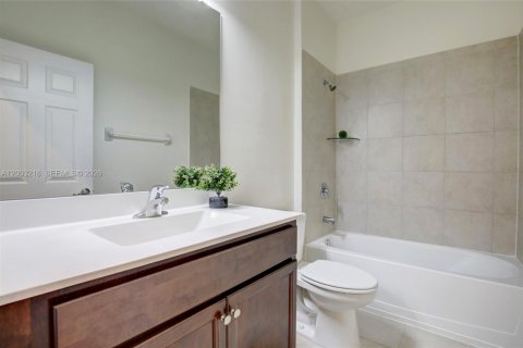 Townhouse in Miami, Florida 3 bedrooms, 158.03 sq.m. № 2066581 - photo 24