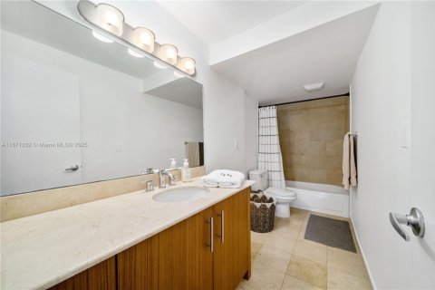 Condo in Bal Harbour, Florida, 1 bedroom  № 1925912 - photo 23