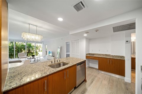Condo in Bal Harbour, Florida, 1 bedroom  № 1925912 - photo 13