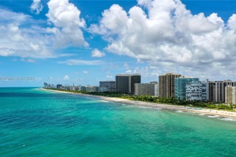 Condo in Bal Harbour, Florida, 1 bedroom  № 1925912 - photo 27