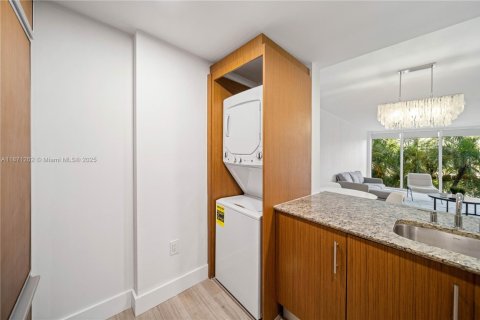 Condo in Bal Harbour, Florida, 1 bedroom  № 1925912 - photo 12