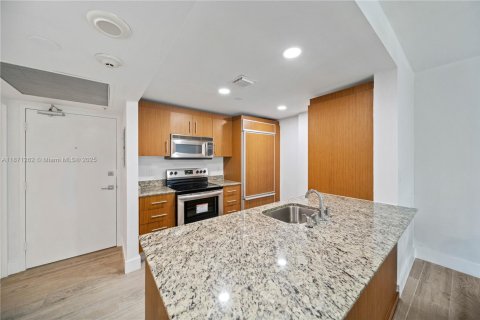 Condo in Bal Harbour, Florida, 1 bedroom  № 1925912 - photo 14