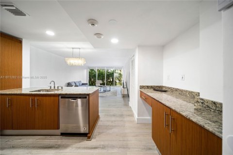 Condo in Bal Harbour, Florida, 1 bedroom  № 1925912 - photo 10