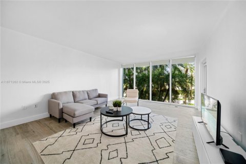 Condo in Bal Harbour, Florida, 1 bedroom  № 1925912 - photo 18