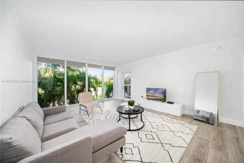 Condo in Bal Harbour, Florida, 1 bedroom  № 1925912 - photo 16