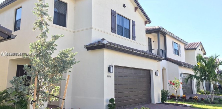 Дом в Хайалиа, Флорида 3 спальни, 212.75м2 № 2017510