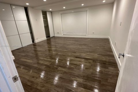 Condo in North Miami Beach, Florida, 2 bedrooms № 2057184 - photo 15