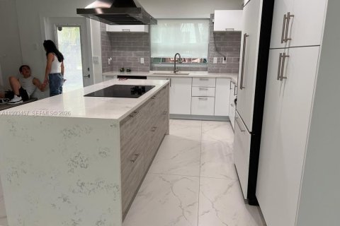 Condo in North Miami Beach, Florida, 2 bedrooms № 2057184 - photo 12