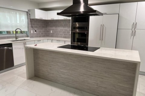 Condo in North Miami Beach, Florida, 2 bedrooms № 2057184 - photo 10