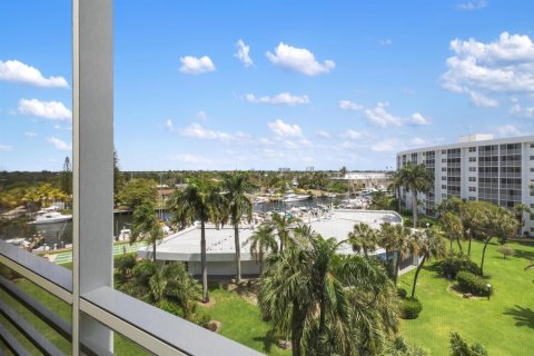 Condominio en venta en Pompano Beach, Florida, 2 dormitorios, 91.04 m2 № 2187411 - foto 19
