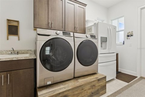 House in Lady Lake, Florida 4 bedrooms, 232.26 sq.m. № 2220150 - photo 27