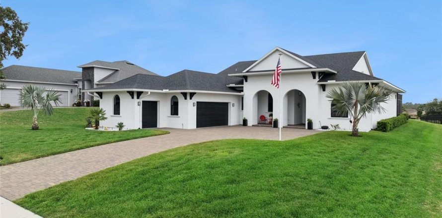 House in Lady Lake, Florida 4 bedrooms, 232.26 sq.m. № 2220150