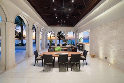 House in Fort Myers, Florida 7 bedrooms, 1215.44 sq.m. № 860983 - photo 1