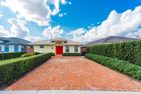 Villa ou maison à louer à Miami, Floride: 3 chambres, 151.9 m2 № 2010906 - photo 2