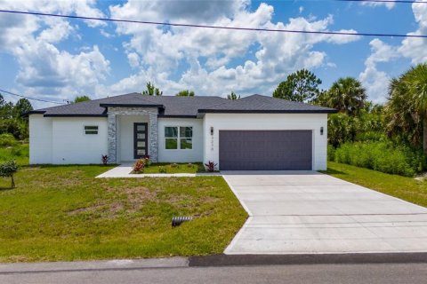 House in Palm Bay, Florida 4 bedrooms, 172.43 sq.m. № 1795340 - photo 1