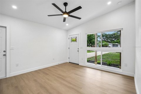Villa ou maison à vendre à Sarasota, Floride: 2 chambres, 63.36 m2 № 2409899 - photo 9