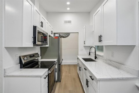 Villa ou maison à vendre à Sarasota, Floride: 2 chambres, 63.36 m2 № 2409899 - photo 13