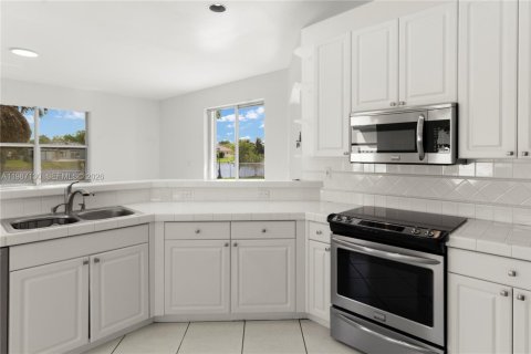 Casa en venta en Pembroke Pines, Florida, 4 dormitorios, 248.79 m2 № 2047752 - foto 12