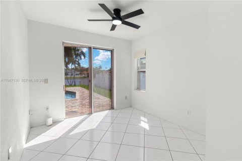 Casa en venta en Pembroke Pines, Florida, 4 dormitorios, 248.79 m2 № 2047752 - foto 10