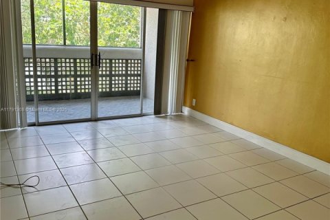 Condo in Lauderhill, Florida, 2 bedrooms  № 1731865 - photo 5