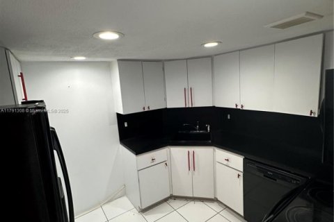 Condo in Lauderhill, Florida, 2 bedrooms  № 1731865 - photo 3