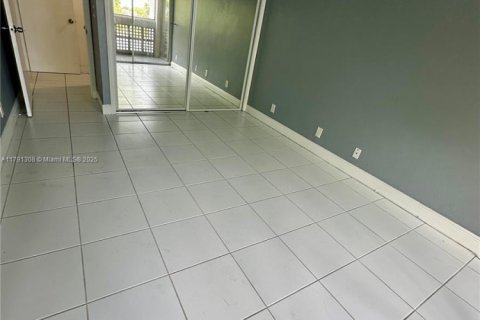 Condo in Lauderhill, Florida, 2 bedrooms  № 1731865 - photo 6