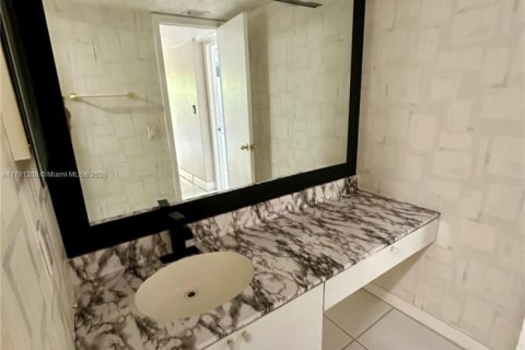 Condo in Lauderhill, Florida, 2 bedrooms  № 1731865 - photo 10