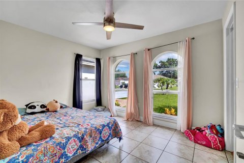 House in Poinciana, Florida 4 bedrooms, 138.33 sq.m. № 1798552 - photo 15