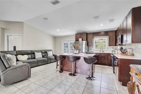 House in Poinciana, Florida 4 bedrooms, 138.33 sq.m. № 1798552 - photo 3