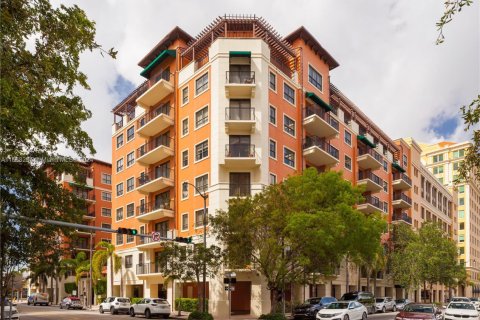 Condo in Coral Gables, Florida, 2 bedrooms  № 1384377 - photo 1