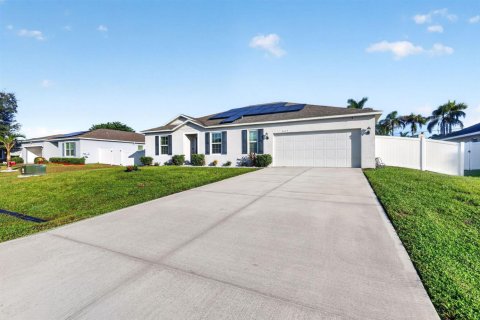 House in Port St. Lucie, Florida 4 bedrooms, 191.29 sq.m. № 2353002