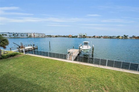 Villa ou maison à vendre à Saint Pete Beach, Floride: 5 chambres, 281.31 m2 № 1914125 - photo 17