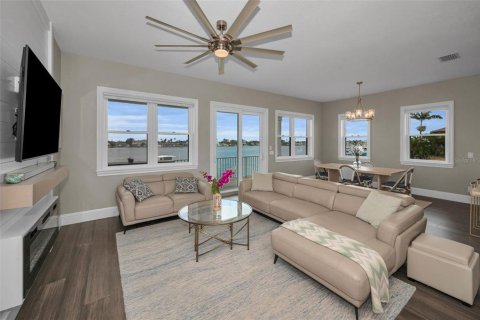 Villa ou maison à vendre à Saint Pete Beach, Floride: 5 chambres, 281.31 m2 № 1914125 - photo 12