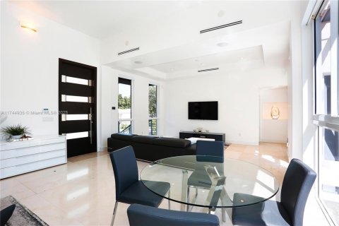 Villa ou maison à louer à Key Biscayne, Floride: 5 chambres, 343.83 m2 № 2022540 - photo 12