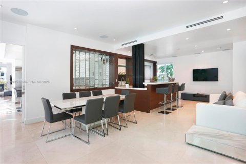 Villa ou maison à louer à Key Biscayne, Floride: 5 chambres, 343.83 m2 № 2022540 - photo 9