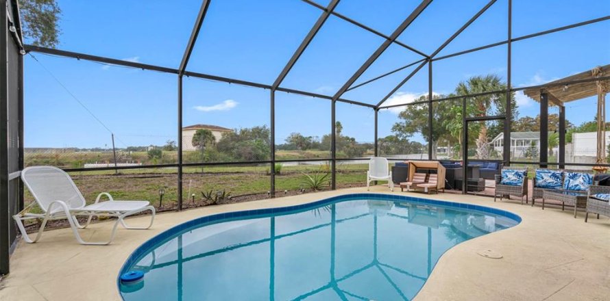 House in Largo, Florida 4 bedrooms, 223.43 sq.m. № 2216247