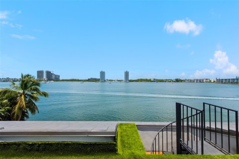 House in North Miami Beach, Florida 6 bedrooms, 591.23 sq.m. № 1770258 - photo 4