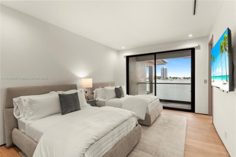 House in North Miami Beach, Florida 6 bedrooms, 591.23 sq.m. № 1770258 - photo 29