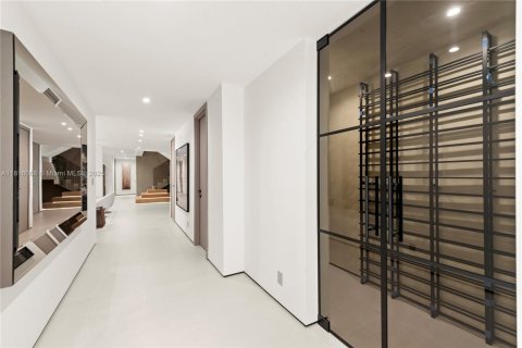 House in North Miami Beach, Florida 6 bedrooms, 591.23 sq.m. № 1770258 - photo 19