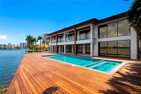 House in North Miami Beach, Florida 6 bedrooms, 591.23 sq.m. № 1770258 - photo 9