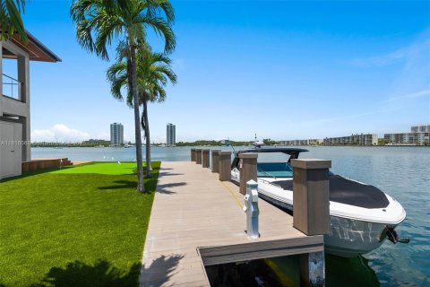 House in North Miami Beach, Florida 6 bedrooms, 591.23 sq.m. № 1770258 - photo 5